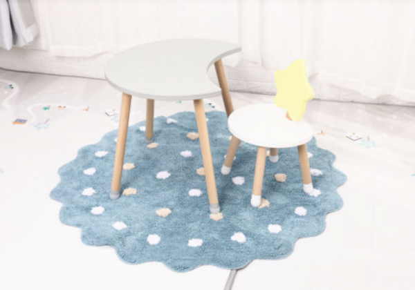 Meja dengan bentuk bulan